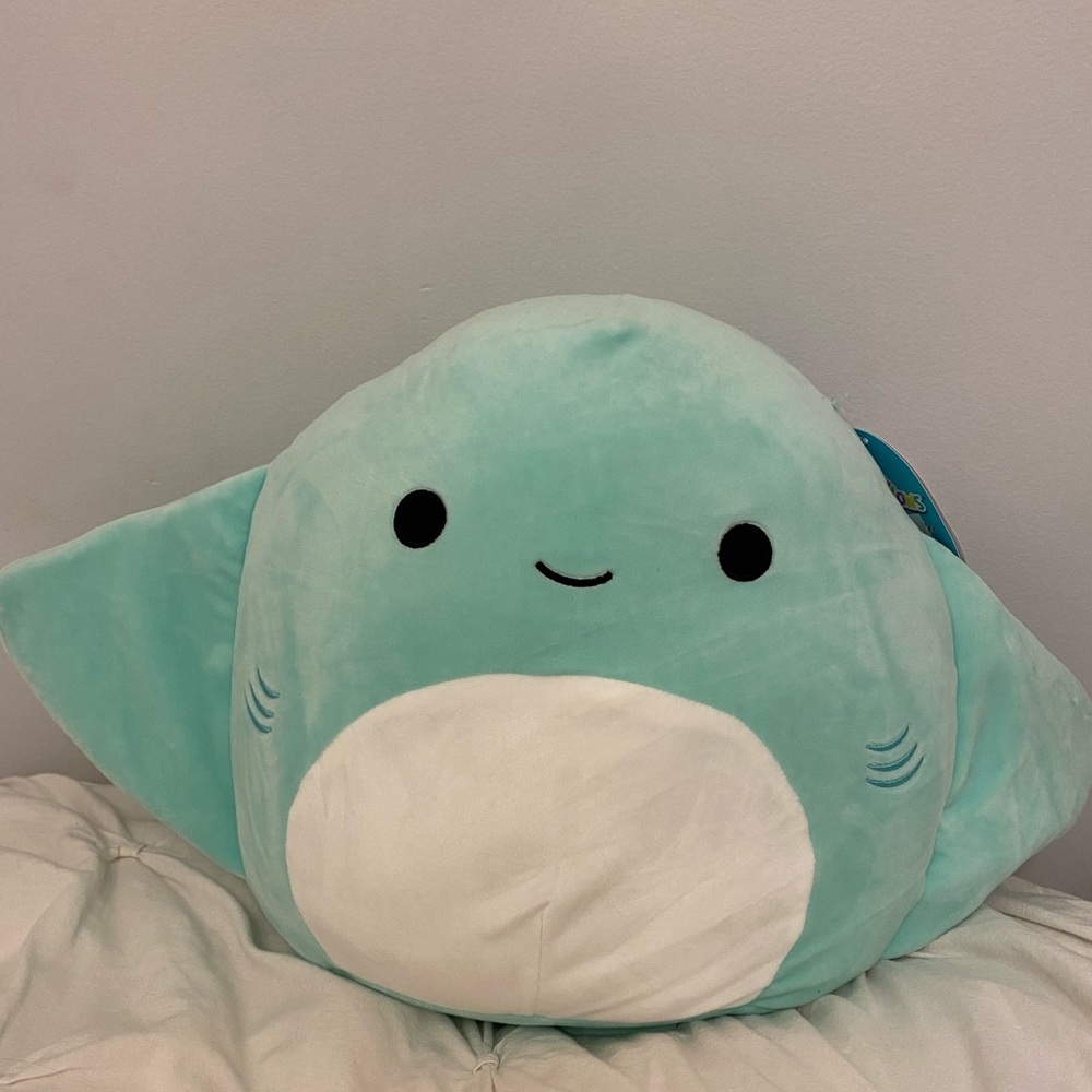 Maggie stingray 12” squishmallow